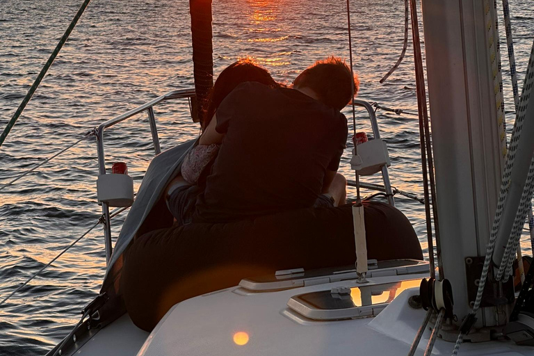 لشبونة: رحلة بحرية رومانسية عند غروب الشمس مع النبيذ والتاباس البرتغالي