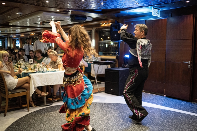 Istanbul: Türkische Nacht Dinner Cruise mit unbegrenzten GetränkenMit alkoholischen Getränken