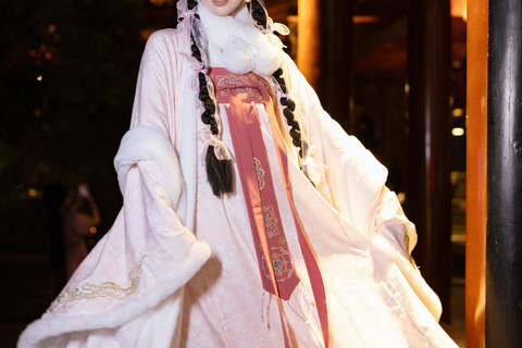 Shanghai: Traditional Hanfu Dress-Up & Photoshoot Experience