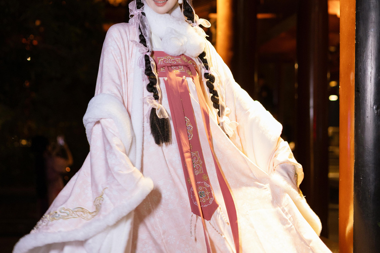 Shanghai: Traditional Hanfu Dress-Up & Photoshoot Experience