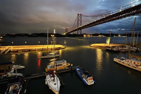 Lissabon: Private Bootstour bei Nacht mit Snacks und Getränken