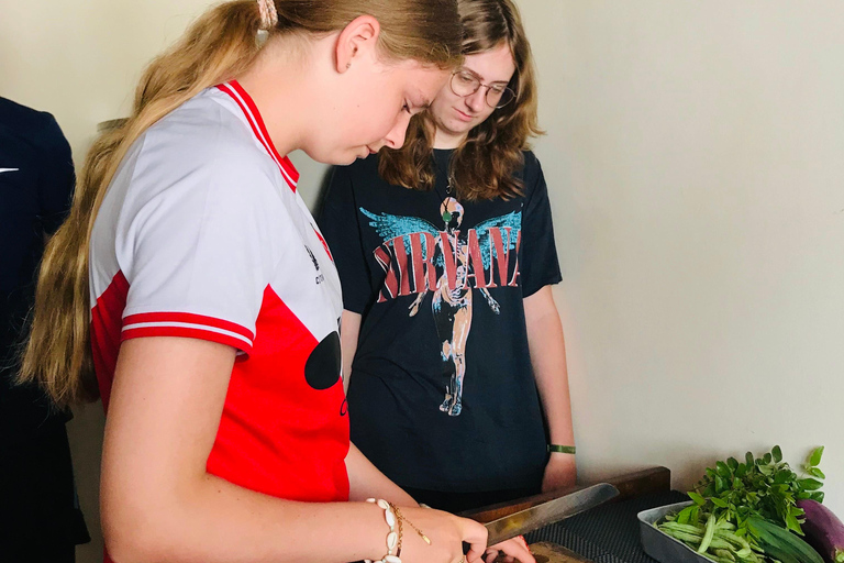 阿努拉德普勒：当地市场探访与草药米工坊体验