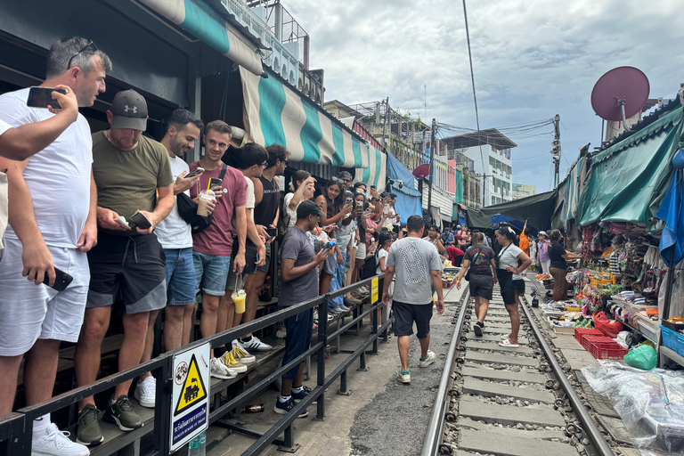 Bangkok: Railway Market & Floating Market Private Tour