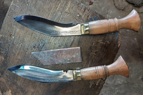 Actividad de fabricación de cuchillos (khukuri) con un herrero