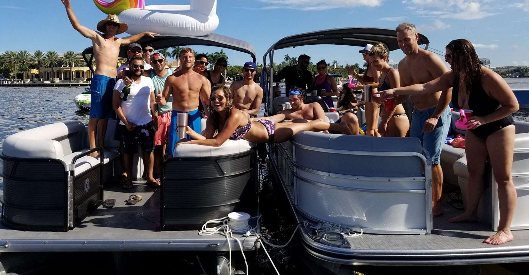Party Pontoon Boot mit Kapitän, Privat bis 12ppl - Hizvo