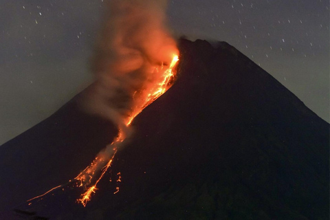 Yogyakarta: Borobudur Sunset and Mount Merapi Lava Tour