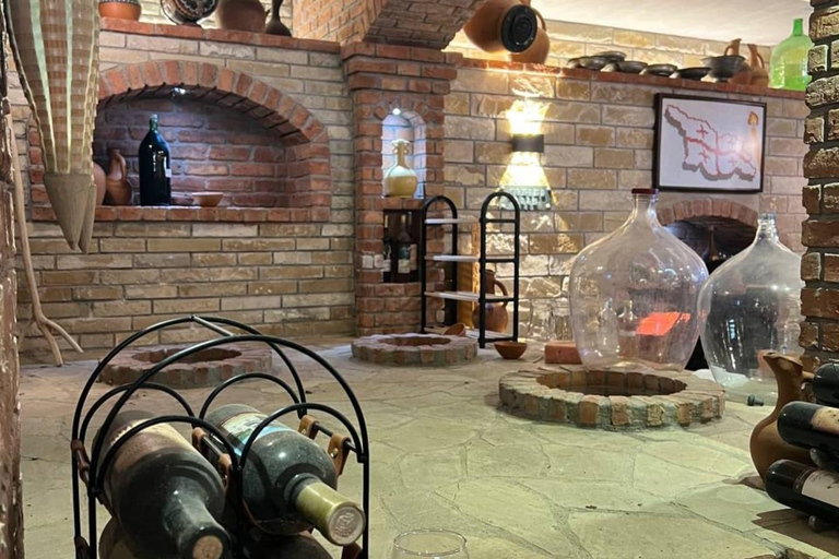 Vanuit Batumi: wijnproeverij met eigen vervoer in het bergachtige AdjaraVanuit Batumi: zelf rijden en wijn proeven in het bergachtige Adjara