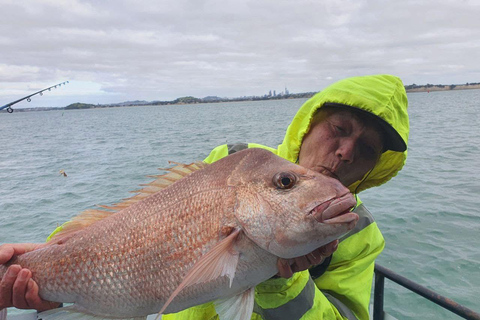 Auckland: Battuta di pesca al tramonto 17:00 - 21:30Auckland: Battuta di pesca al tramonto dalle 17:00 alle 21:30