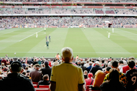 Geniet van een voetbalwedstrijd in het stadion in Barranquilla