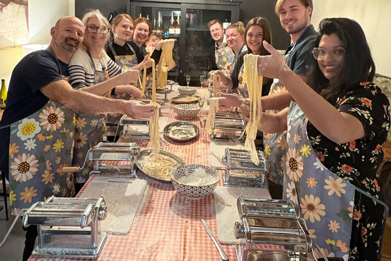 Nápoles: Clase de Cocina de Pasta y Tiramisú con Vino