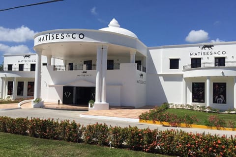 Discover the essence of playa del carmen: tequilera, jewelry and 5th avenue.