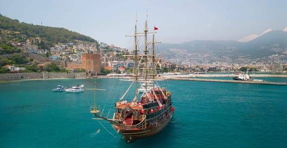 Alanya: Pirate Cruise & Swimming Stops & Lunch & Soft Drinks