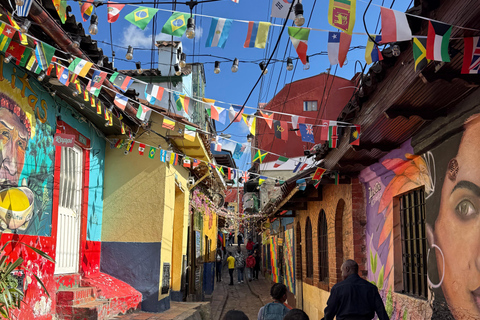 Bogotá: La Candelaria Food Tour with 7 Tastings & Ajiaco