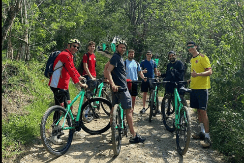 Medellín: Mountain Bike Tour with Lunch and Pickup