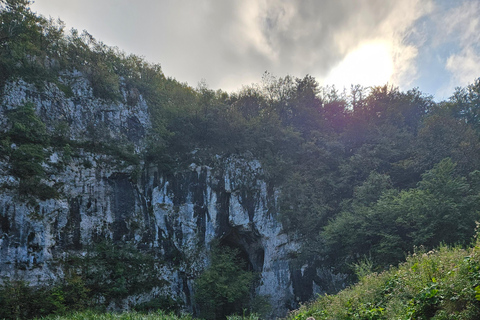 Da Zagabria: tour privato dei Laghi di Plitvice e del villaggio di RastokeDa Zagabria: Laghi di Plitvice e villaggio di Rastoke con pranzo