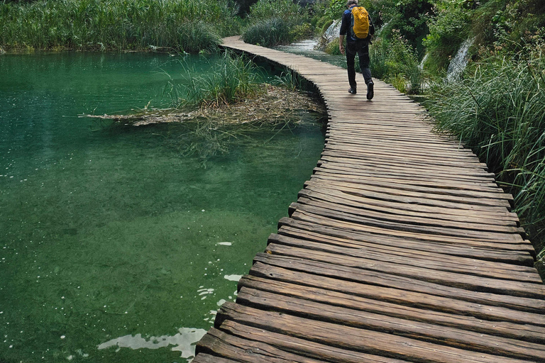 Da Zagabria: tour privato dei Laghi di Plitvice e del villaggio di RastokeDa Zagabria: Laghi di Plitvice e villaggio di Rastoke con pranzo