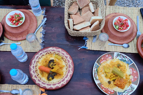 Marrakech: Kamelridning i Agafay-öknen, pool, middag, show.Agafay-öknen med kamelridning, pool, middag och show.