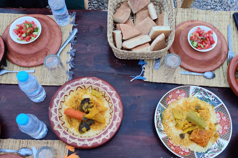 Marrakech: Kamelridning i Agafay-öknen, pool, middag, show.Agafay-öknen med kamelridning, pool, middag och show.