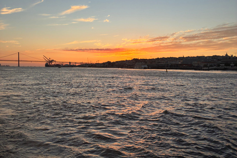 Sunset aboard a sailboat in Lisbon! Sunset aboard a sailing boat in Lisbon!