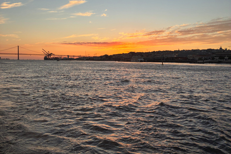 Sunset aboard a sailboat in Lisbon! Sunset aboard a sailing boat in Lisbon!