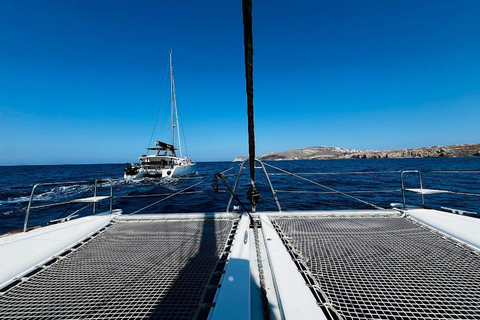 Santorini:Cruceros en catamarán por la isla volcánica.