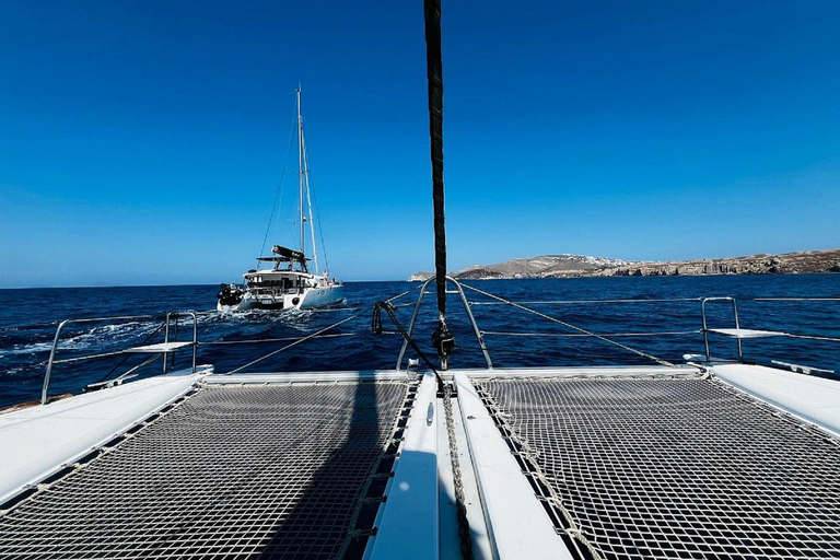 Santorini:Cruceros en catamarán por la isla volcánica.