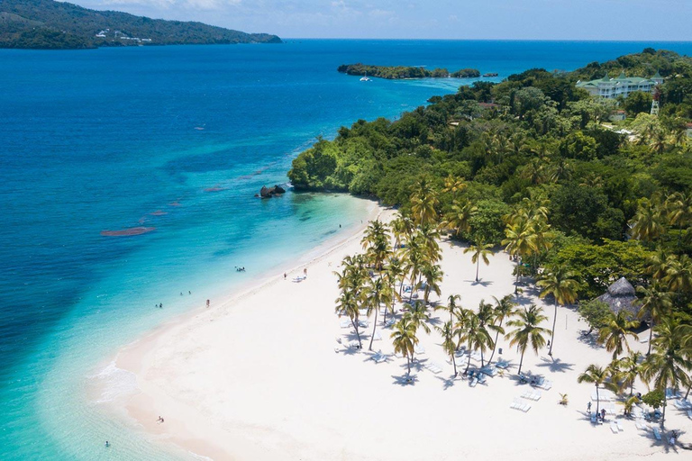 Punta Cana: Escursione a Cayo Levantado e alle cascate di SamanàPunta Cana: Escursione di un giorno a Samana Cayo Levantado e cascata