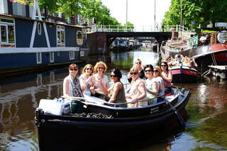 Groningen: Silent boat rental including drink