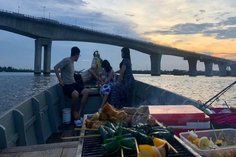 Hoi An: Tour di pesca al barbecue al tramonto con la gente del posto in barca