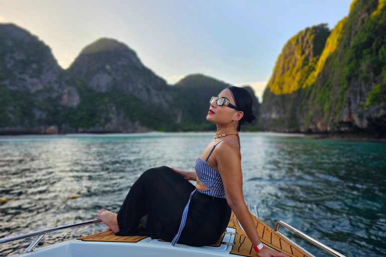 Phi Phi: Wycieczka łodzią motorową o wschodzie słońca z zatoką Maya i snorkelingiemPhi Phi: Sunrise Unikaj tłumów Wycieczka łodzią motorową - Maya Bay
