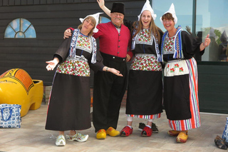 Volendam: Traditional Costume Photo with Cheese & Clog Tour