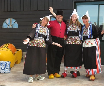 Volendam: Foto de traje tradicional com visita ao queijo e ao tamanco