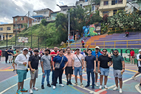 Medellín: tour privato delle Comunità 13 e 3 con funiviaMedellín: tour privato dei quartieri 13 e 3 con funivia
