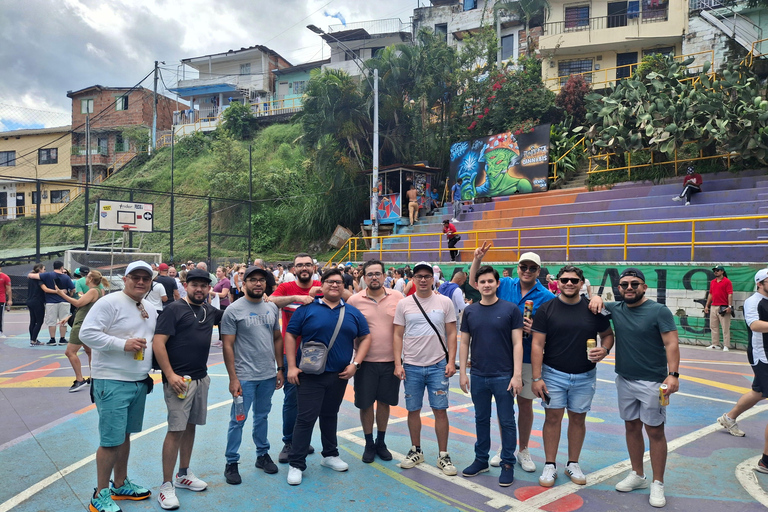 Medellín: tour privato delle Comunità 13 e 3 con funiviaMedellín: tour privato dei quartieri 13 e 3 con funivia