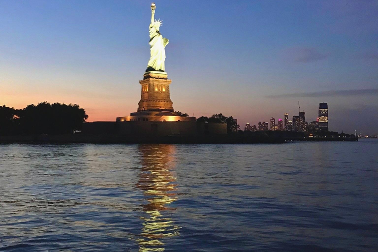 NYC Sunset, Music &amp; Statue of Liberty Sightseeing CruiseZonsondergang in NYC, muziek en rondvaart langs het Vrijheidsbeeld