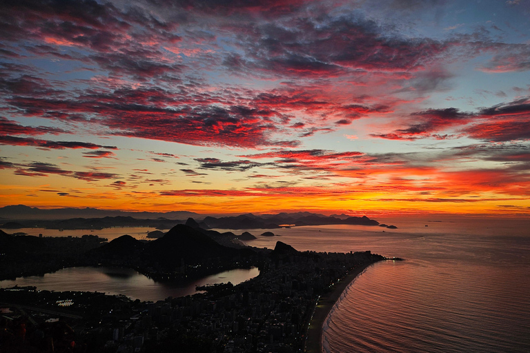 Rio de Janeiro: Morro Dois Irmãos Sunrise Hike Rio de Janeiro: Morro Dois Irmãos Sunrise Hike & Favela Tour
