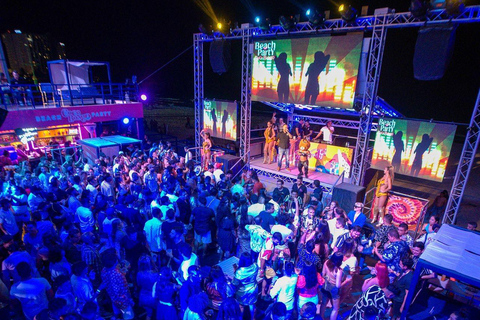 Cancún: Coco Bongo Fiesta de Año Nuevo en la Playa con Barra Libre y Comida