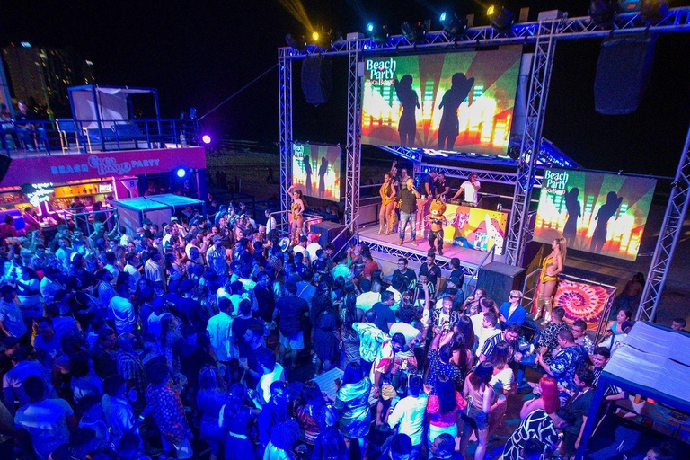 Cancún: Coco Bongo Fiesta de Año Nuevo en la Playa con Barra Libre y Comida