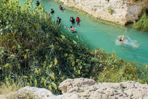 Au départ de Mascate : visite privée du Wadi Shab et du gouffre de BimmahVisite privée d'une jounée à Wadi Shab et Bimmah SinkHole Tour