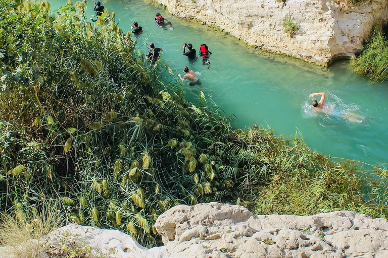 Au départ de Mascate : visite privée du Wadi Shab et du gouffre de BimmahVisite privée d'une jounée à Wadi Shab et Bimmah SinkHole Tour