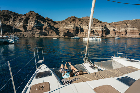 Santorini: Cruzeiro no Catamarã Caldera com refeições e bebidasCruzeiro Romântico ao Pôr do Sol