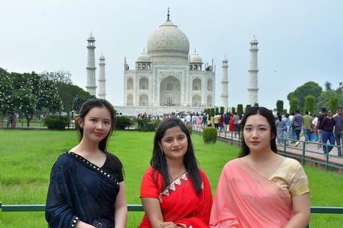 Delhi: 2-Day Taj Mahal Tour with Hotel & Superfast Train