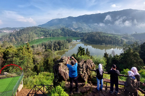 Viagem ao nascer do sol dourado no planalto de Dieng Sikunir com guia