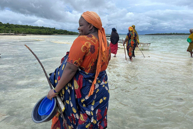 Lamu: Island Walking Tour and Dhow Cruise