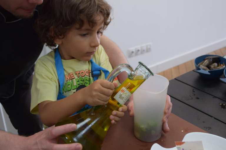 Madrid: Seafood Paella Masterclass Near Sol with Drinks Included