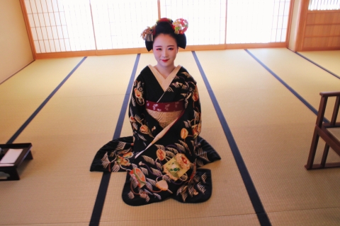 Maiko & Geisha-optreden en culturele wandeltocht door GionBetoverde tijd met de culturele wandeltocht Maiko en Gion