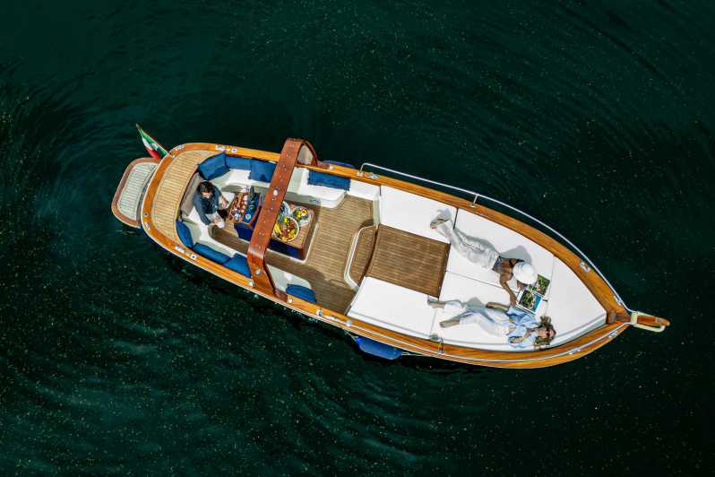 2 horas de tour privado en barco por el Lago Como de Bellagio (barco de madera)