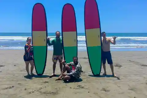 Cahuita Surf Lessons, med professionella surfare