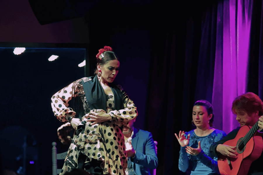 Alicante: Einzigartiges Flamenco-Erlebnis mit Tapas-Menüoption. Foto: GetYourGuide Alicante: Einzigartiges Flamenco-Erlebnis mit Tapas-Menüoption. Foto: GetYourGuide