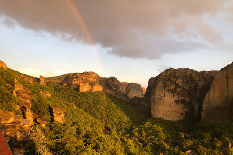 D'Athènes: voyage à Meteora en train avec nuitéeDeux jours aux Météores au départ d'Athènes